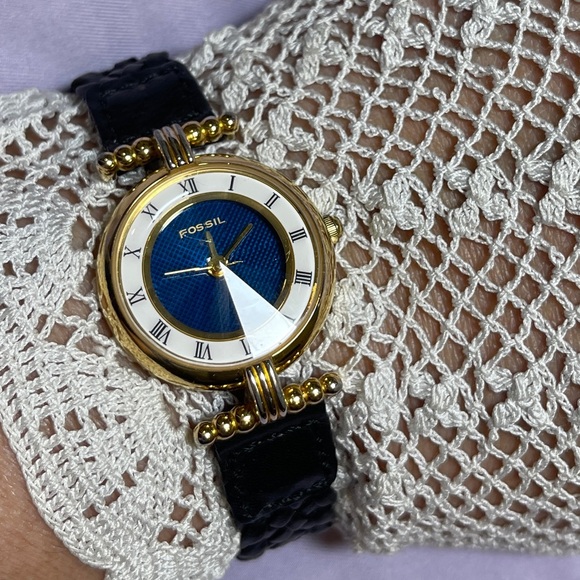 Fossil Vintage & Rare Gold-Tone Women’s Watch - Picture 4 of 13